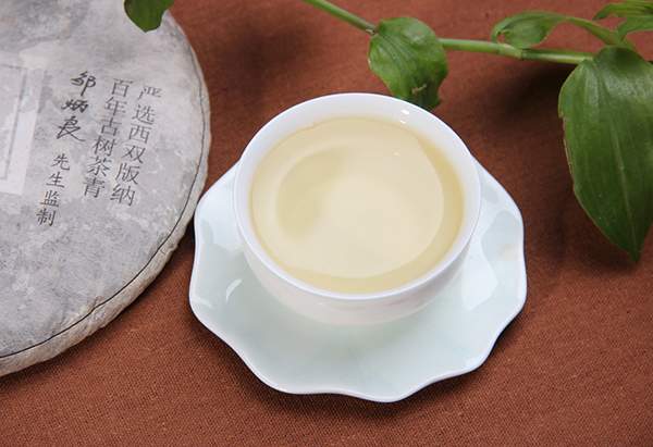 2017海湾茶业老同志“古树茶”普洱生茶357g/饼