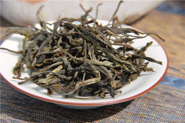 这座茶山是云南最大的藤条茶古茶园，被称为藤条茶之乡