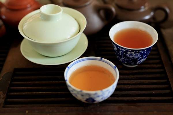 2006年永明茶厂“老曼娥普洱茶生茶”饼品鉴