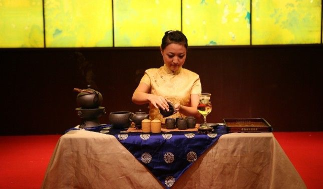 紫砂茶艺师演绎古法泡茶