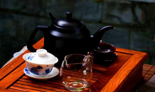 静坐一杯茶世人若解茶之道，不羡仙人做茶人