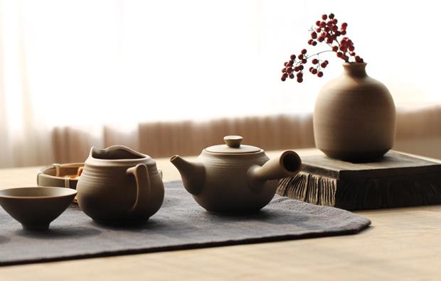 简单古朴的粗陶茶具