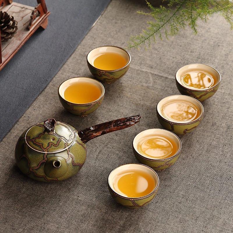 紫砂茶具“泡茶不走味，贮茶不变色，盛暑不易馊”