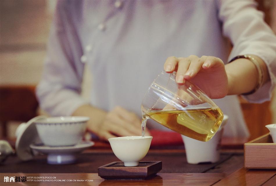 优雅的喝茶客来敬茶已经成为人际交往的社交礼仪