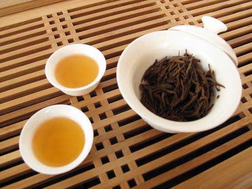 5个步骤用白瓷杯直接泡武夷山正山小种红茶