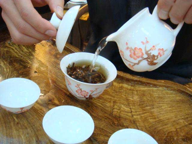 给您介绍一种武夷山正山小种红茶的简易冲泡泡法