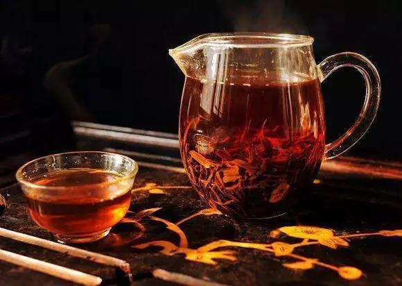 红茶和黑茶哪个更养胃？