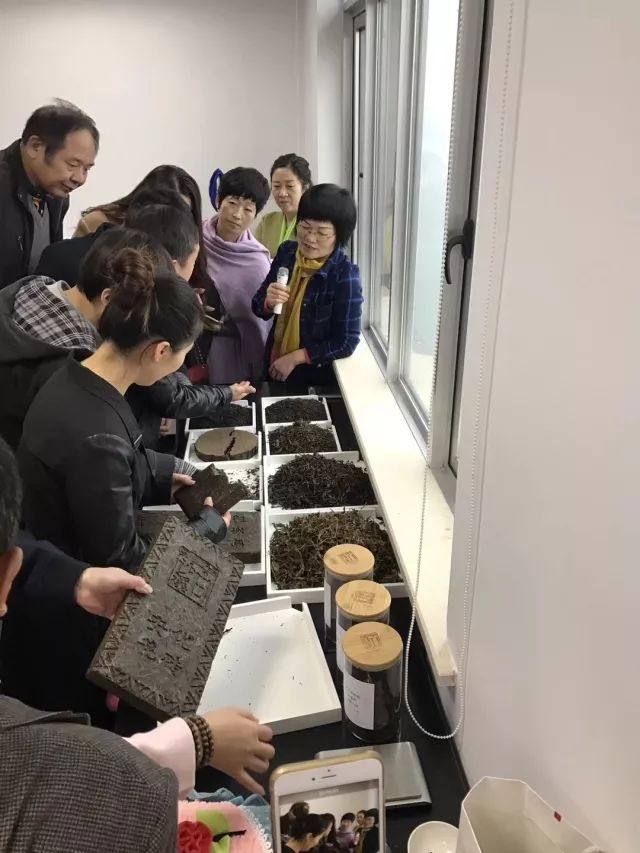 黑茶技艺非遗班工艺美院校企协同，众学员白沙溪茶厂提升技艺