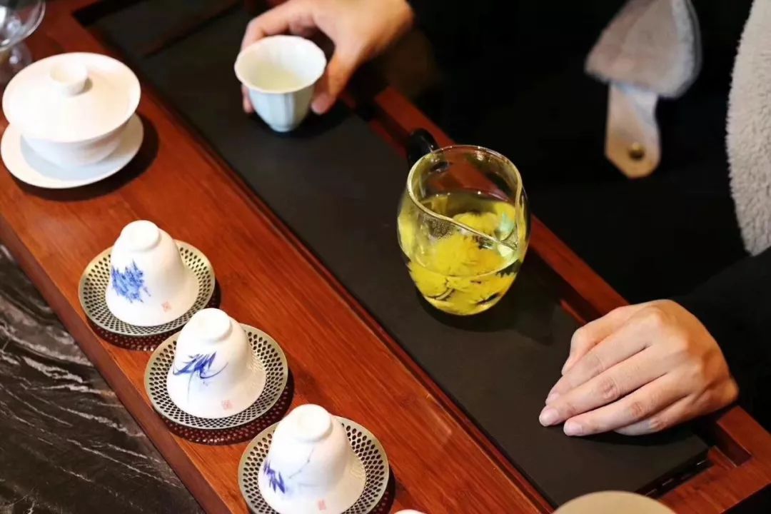 菊花茶适合在冬天喝吗