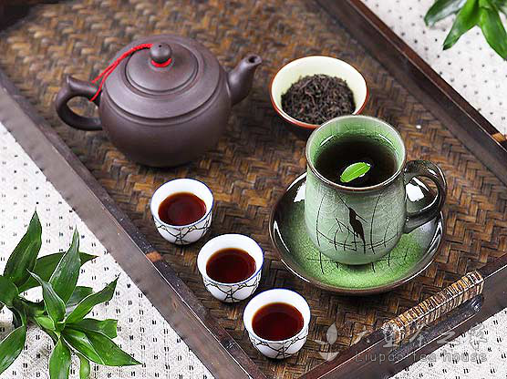 广西梧州市总工会围绕六堡茶行业的发展，通过特色建会和特色活动，促进了特色产业的发展——“飘着茶香”的茶乡工会