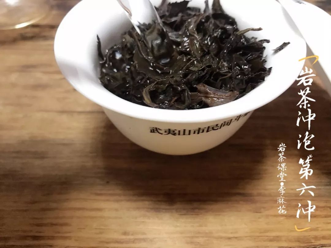 为什么要使用标准盖碗来冲泡武夷岩茶？