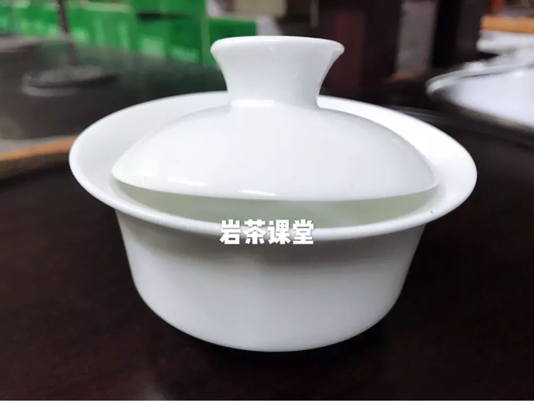 为什么要使用标准盖碗来冲泡武夷岩茶？