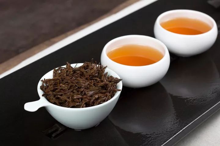 喝滇红茶为什么要选择凤庆这个地方的红茶？