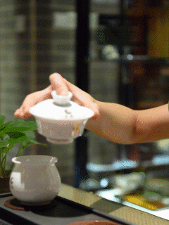“咻咻咻”，福鼎白茶最准确的品饮方法，你知道吗