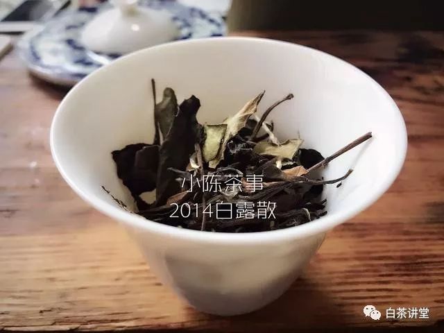 透过叶底来鉴别老白茶的品质，请认真留心白茶外观、香气、弹性！
