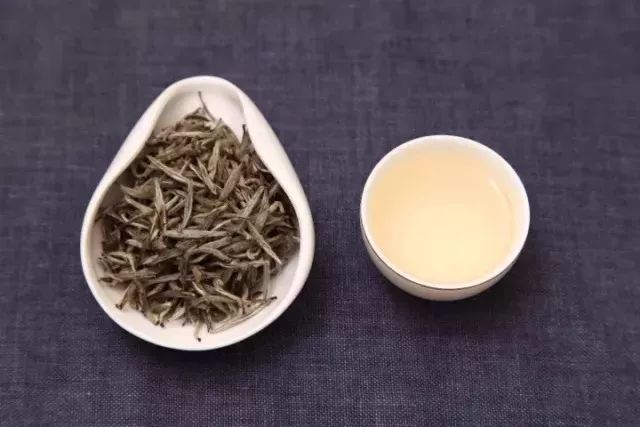 分析：白牡丹茶汤中的氨基酸含量远超其它五种茶