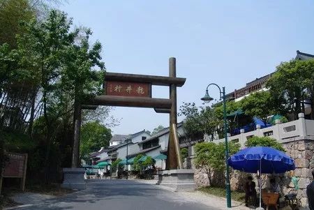“茶乡第一村”——龙井村，因盛产顶级西湖龙井茶而闻名于世