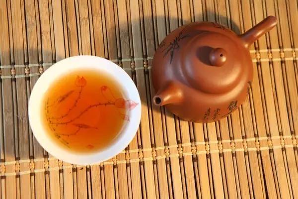 在东莞仓储的普洱茶，是茶作为另一种生命形式存在