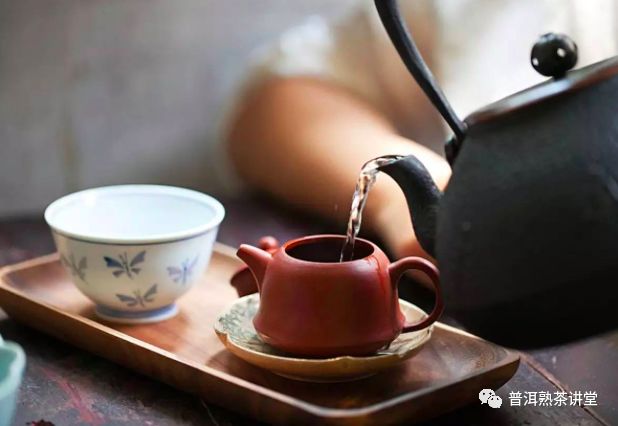 普洱茶的泡法技巧：泡生茶要转，泡熟茶要柔