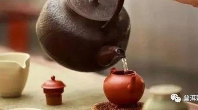普洱茶的泡法技巧：泡生茶要转，泡熟茶要柔