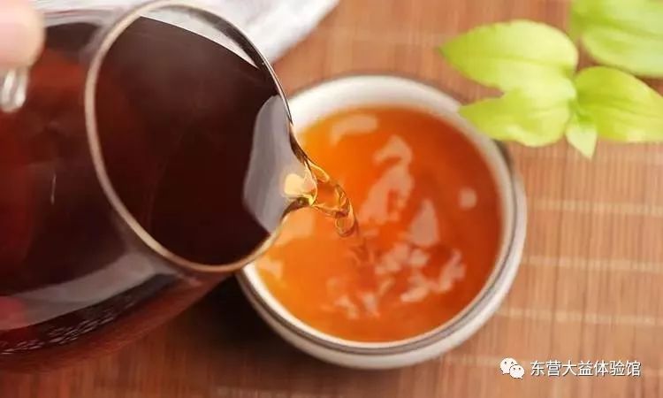如何通过普洱茶汤色判断普洱熟茶有几成熟？