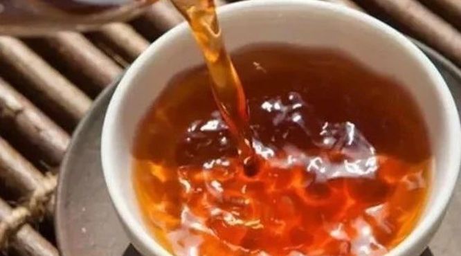 【茶课堂】普洱茶汤的纯净度跟茶叶品质有关吗？茶艺师邱骆是这样判断的！