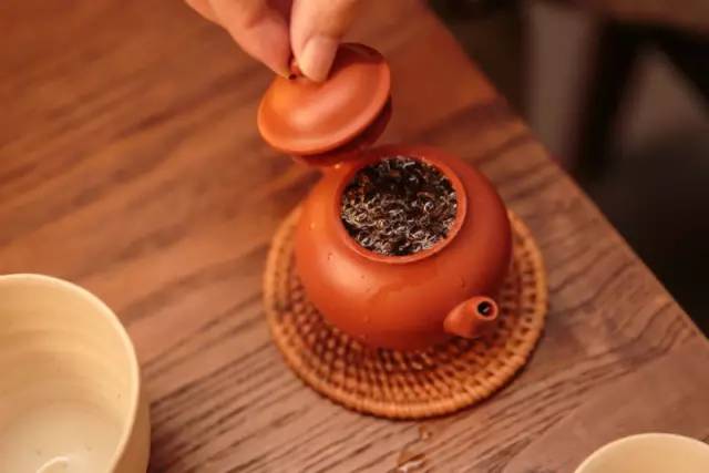 普洱茶冲泡，盖碗、紫砂壶哪个更适合？