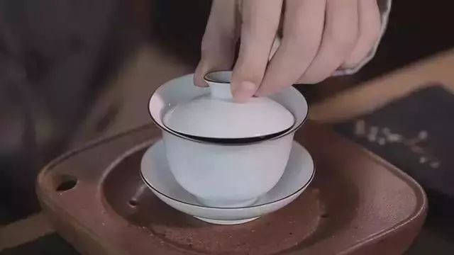 如何完成一次白茶的冲泡，以一款6年期的白毫银针为例