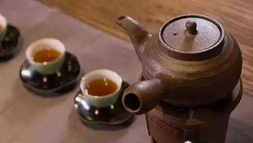寒冬以至，黑茶熬煮着喝