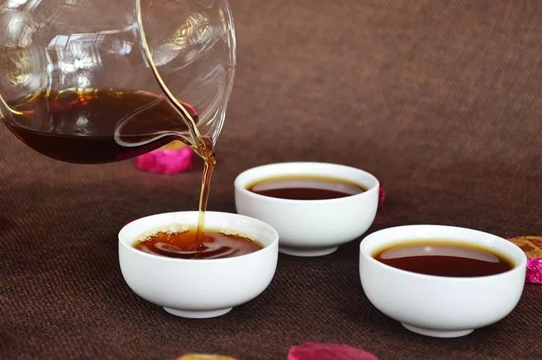 鉴别黑茶的通用方法，观外形、闻茶香