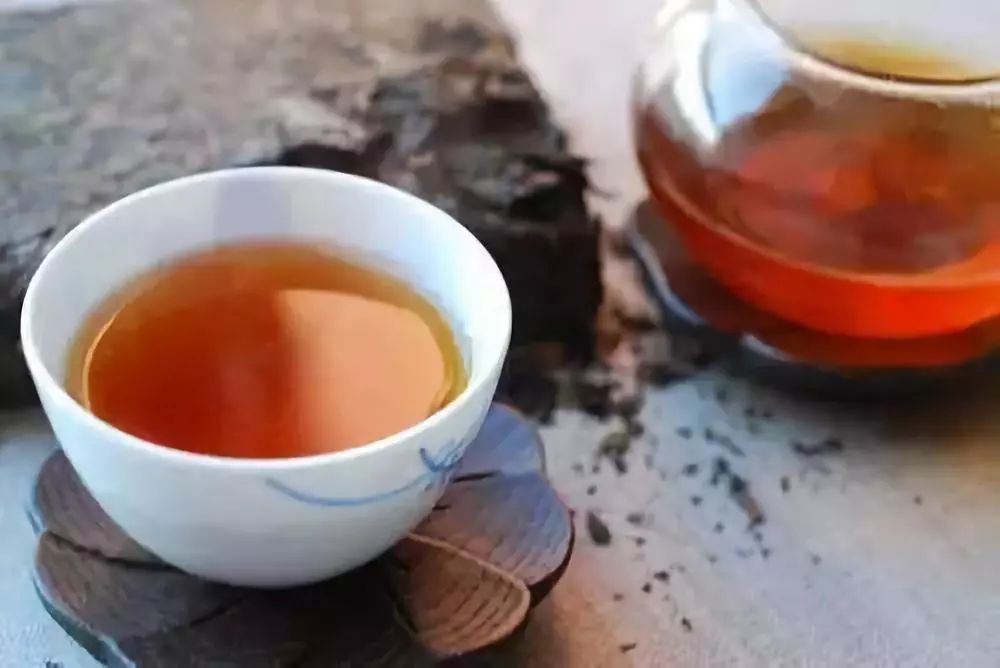 黑茶拼配茶梗的原因是什么？