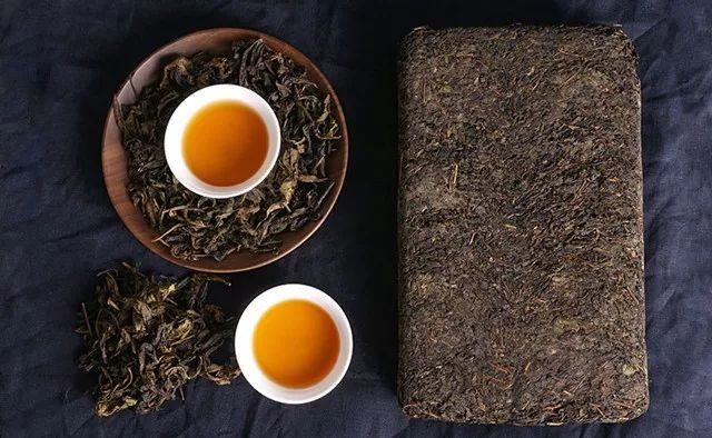 在湘哥黑茶类中，为什么只有茯砖茶会开金花？