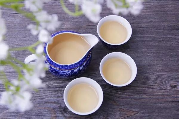 闻茶香、嗅味道、看价格，教你识别做旧白茶的三大诀窍！