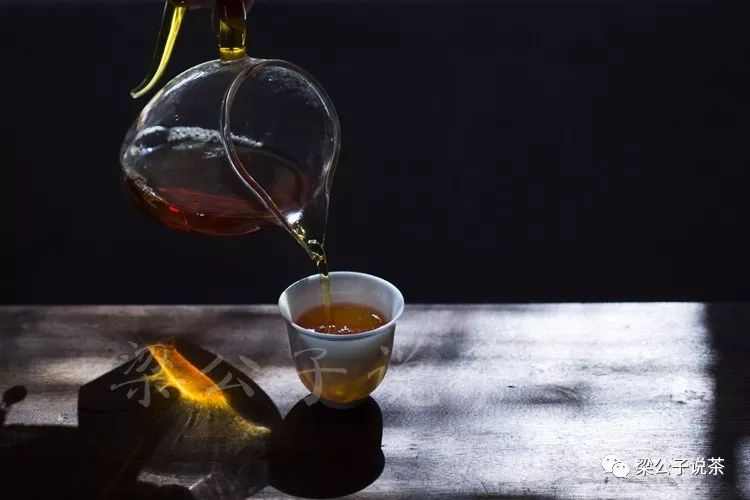 岩茶是什么茶：保留绿茶香不刺激肠胃，还有岩骨花香