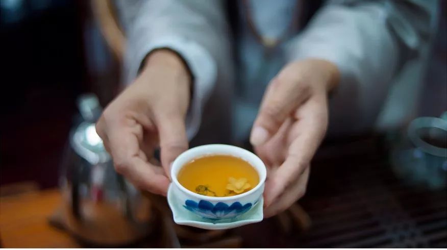 中年女性喝茶，选择红茶好，还是绿茶好