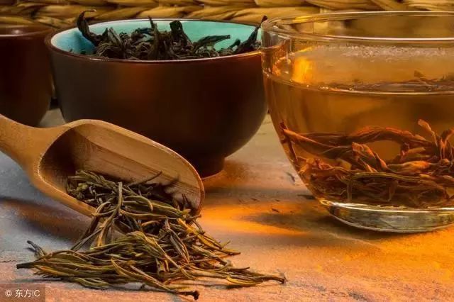 中年女性喝茶，选择红茶好，还是绿茶好