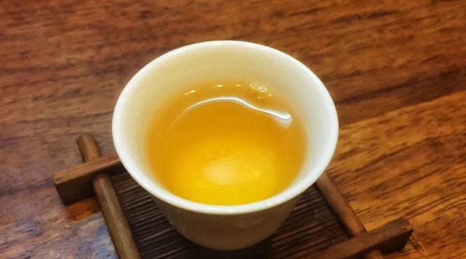 红茶只适合在秋冬季节饮吗？