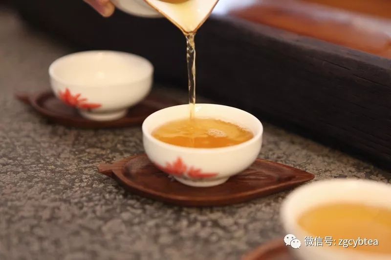 关于茶饮茶的常识：喝茶的时候嘴里为什么会干？是喝到鹤顶红了吗？