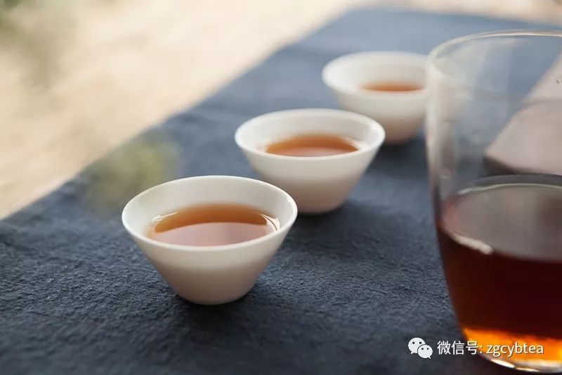 关于茶饮茶的常识：喝茶的时候嘴里为什么会干？是喝到鹤顶红了吗？
