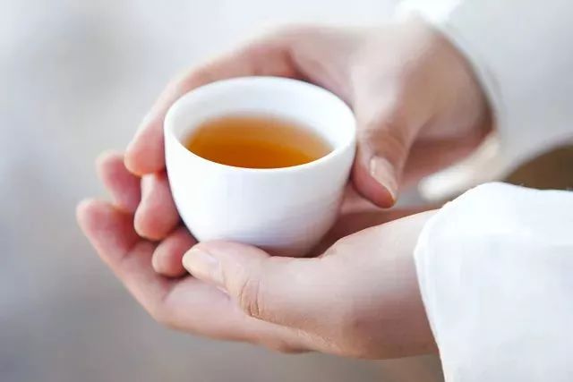 每日饮茶2~3杯，让体内维持足够的茶多酚含量