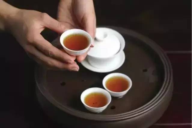 茶的饮用价值提升了我们的生活质量，茶保健价值提升了我们的健康水平，茶的文化价值提升了我们的人格魅力