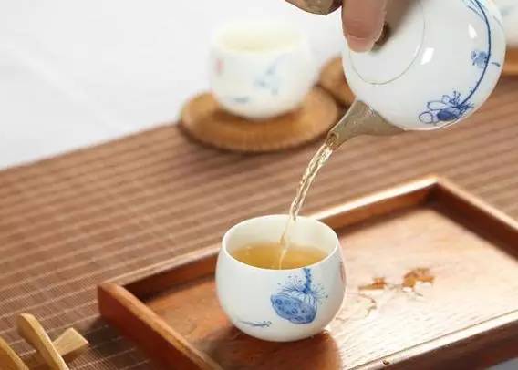 茶的饮用价值提升了我们的生活质量，茶保健价值提升了我们的健康水平，茶的文化价值提升了我们的人格魅力