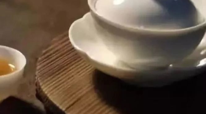 鉴别茶叶品质的角度来说，泡茶的时候“闷”一会，能够帮助我们看到茶品缺陷