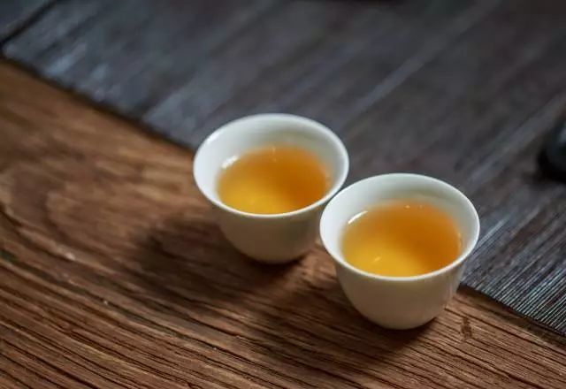 为何泡茶总是茶水分离？