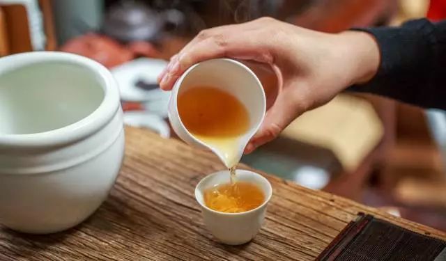为何泡茶总是茶水分离？
