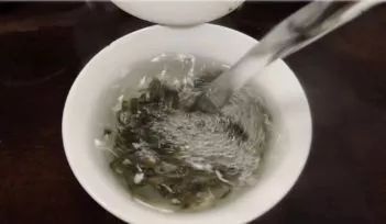 泡茶的时候，要不要“刮掉”茶汤表面的泡沫？