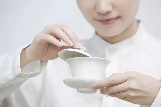茶丨泡茶时的茶沫，真的不能喝吗？