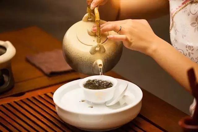 茶丨泡茶时的茶沫，真的不能喝吗？