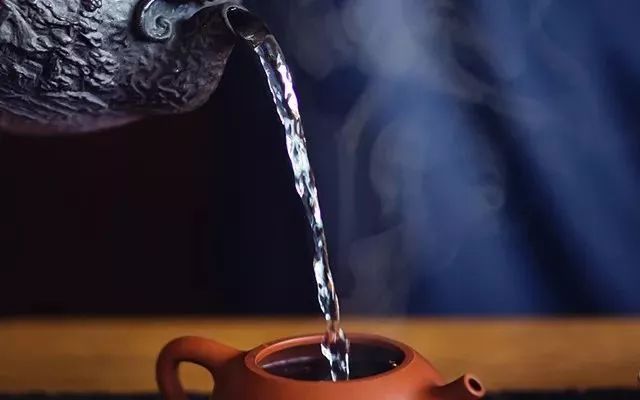 泡茶注水为什么都要转圈圈？