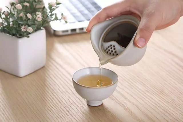 用瓷器还是陶器泡茶更好喝？